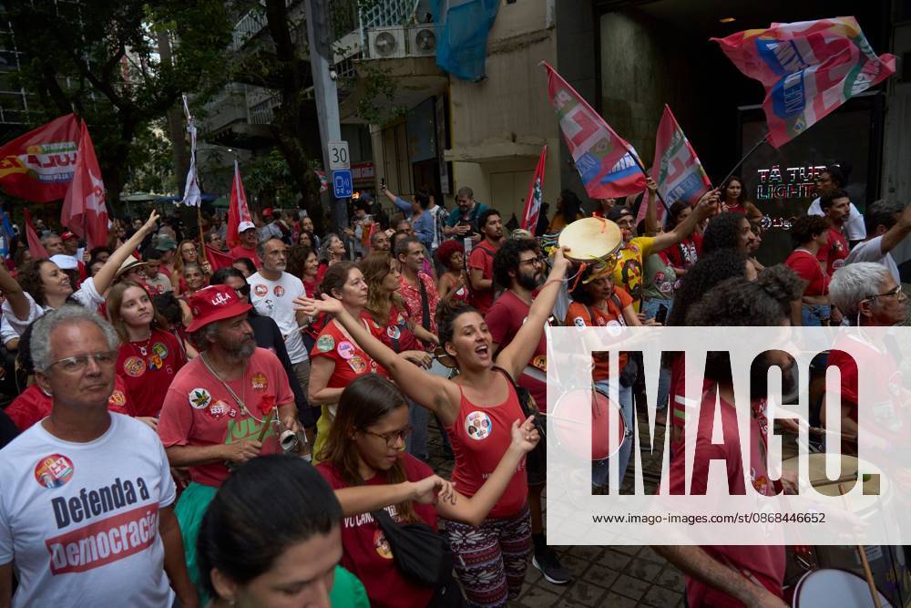 RIO DE JANEIRO, BRAZIL, OCTOBER 2, 2026: Brazilian President and presidential candidate Luiz Inacio Lula da Silva leads a campaign march through central Rio de Janeiro, travelling from Candelaria toward Cinelandia as thousands of supporters gather ahead of the first round of Brazil s general election. Lula, who is seeking re-election, used the event to mobilize supporters two days before voters head to the polls on October 4. Rio De Janeiro Brazil - ZUMAq101 20261002_zna_q101_212
