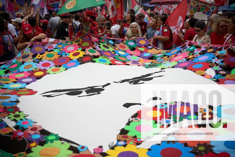 RIO DE JANEIRO, BRAZIL, OCTOBER 2, 2026: Brazilian President and presidential candidate Luiz Inacio Lula da Silva leads a campaign march through central Rio de Janeiro, travelling from Candelaria toward Cinelandia as thousands of supporters gather ahead of the first round of Brazil s general election. Lula, who is seeking re-election, used the event to mobilize supporters two days before voters head to the polls on October 4. Rio De Janeiro Brazil - ZUMAq101 20261002_zna_q101_213