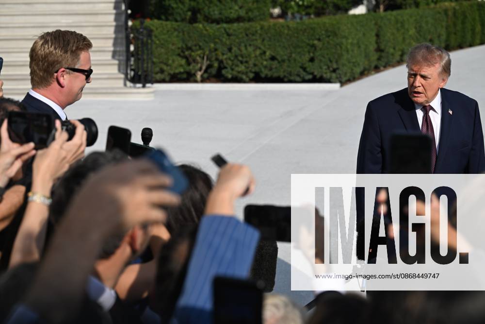 U.S. President Donald Trump talks to the media before boarding Marine One on the South Lawn of the White House in Washington, DC, United States, on October 2, 2026. Washington USA - ZUMAs197 20261002_aaa_s197_279