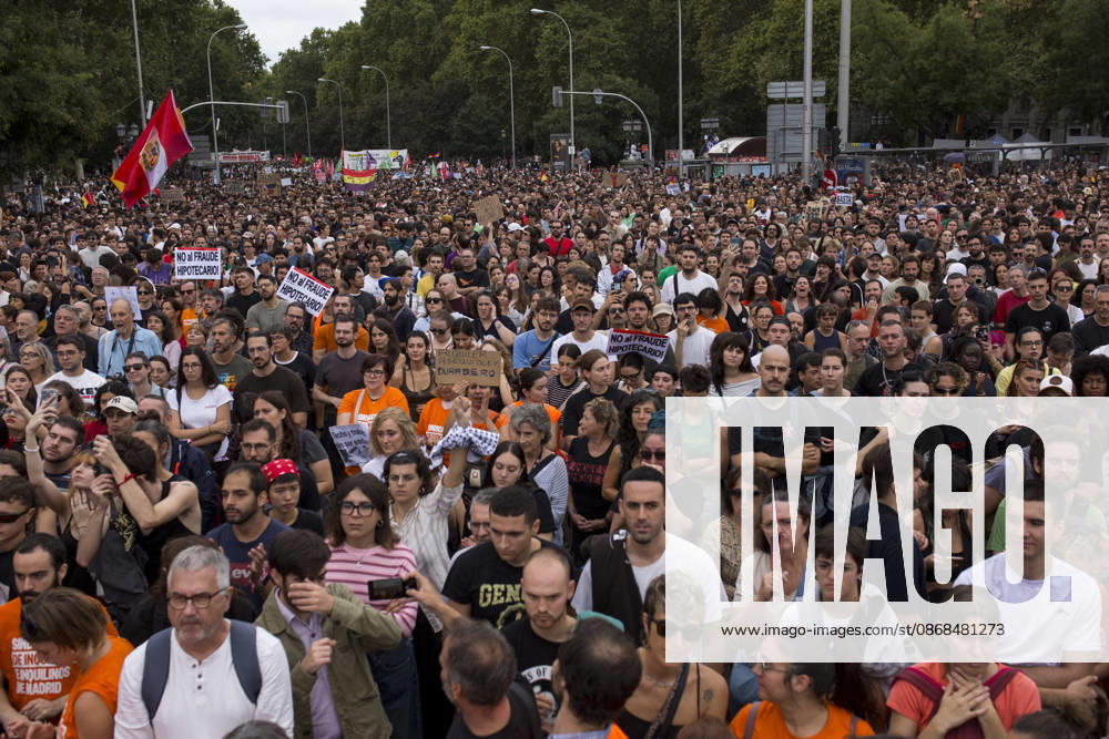 Protesters hold placards while listening to the list of demands during a demonstration through the streets of Madrid demanding a reduction in housing rents. The demonstration was organized by the Tenants Union, which also organized the encampment in Puerta del Sol square in central Madrid. Madrid Spain - ZUMAs197 20261003_aaa_s197_108