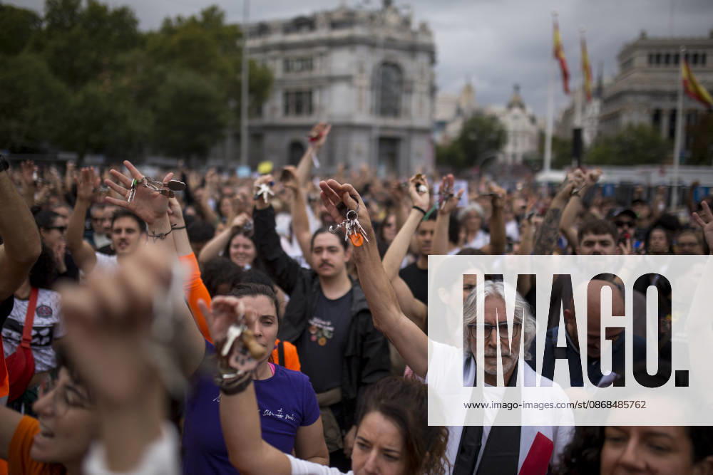 Protesters hold up the keys to their homes during a demonstration through the streets of Madrid demanding a reduction in housing rents. The demonstration was organized by the Tenants Union, which also organized the encampment in Puerta del Sol square in central Madrid. Madrid Spain - ZUMAs197 20261003_aaa_s197_141