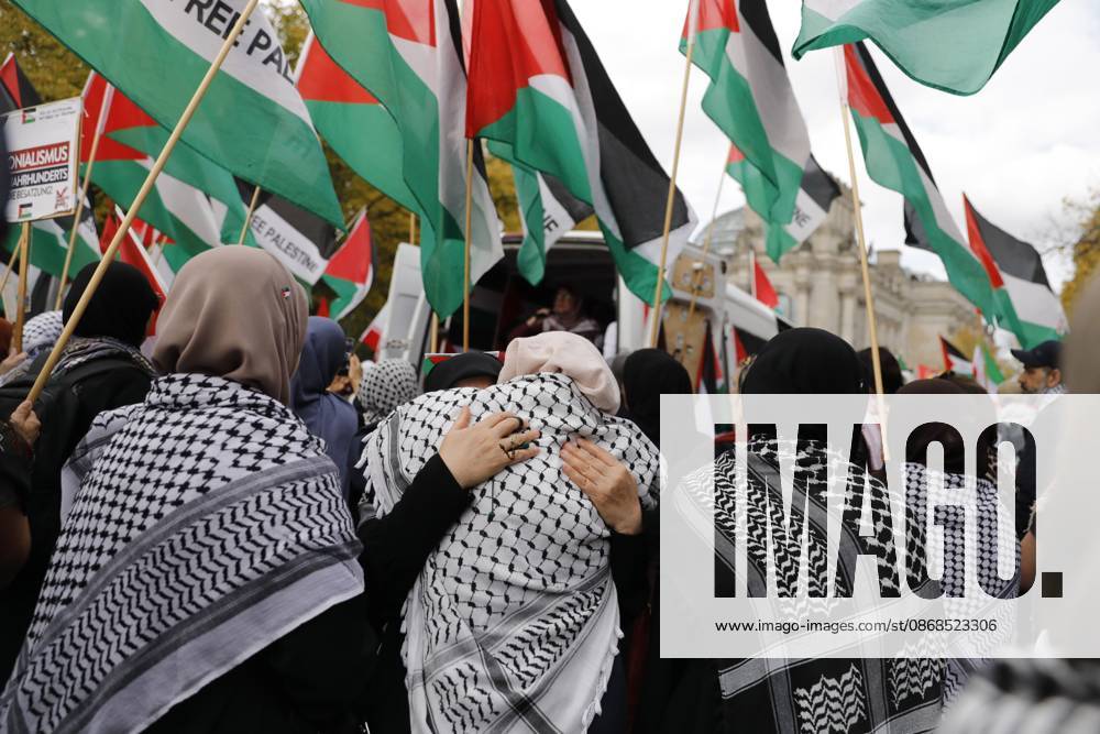 BERLIN, GERMANY, OCTOBER 3, 2026: Thousands of people march through central Berlin during a peace demonstration against military rearmament, compulsory military service and war on German Unity Day. Protesters gathered near the Brandenburg Gate before marching through the city, with trade unions, peace movements, political groups and a pro-Palestinian bloc taking part. Berlin police estimated attendance at around 5,800, while organizers put the number at more than 20,000. Police detained at least two protesters during the demonstration. Berlin Germany - ZUMAq101 20261003_zna_q101_182