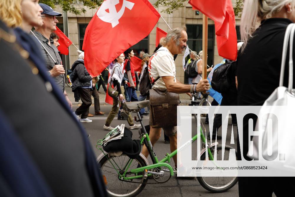 BERLIN, GERMANY, OCTOBER 3, 2026: Thousands of people march through central Berlin during a peace demonstration against military rearmament, compulsory military service and war on German Unity Day. Protesters gathered near the Brandenburg Gate before marching through the city, with trade unions, peace movements, political groups and a pro-Palestinian bloc taking part. Berlin police estimated attendance at around 5,800, while organizers put the number at more than 20,000. Police detained at least two protesters during the demonstration. Berlin Germany - ZUMAq101 20261003_zna_q101_190