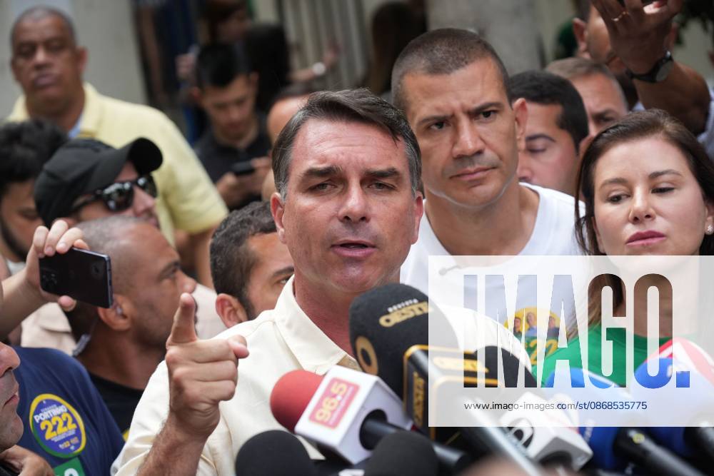 RIO DE JANEIRO, BRAZIL, OCTOBER 4, 2026: Brazilian presidential candidate Flavio Bolsonaro of the Liberal Party (PL) arrives at a polling station in Rio de Janeiro to cast his ballot during the first round of Brazil s presidential election. Bolsonaro greeted supporters and spoke to reporters before voting as polling got underway across the country. Photo: JNA PRESS Rio De Janeiro Brazil - ZUMAq101 20261004_zna_q101_027
