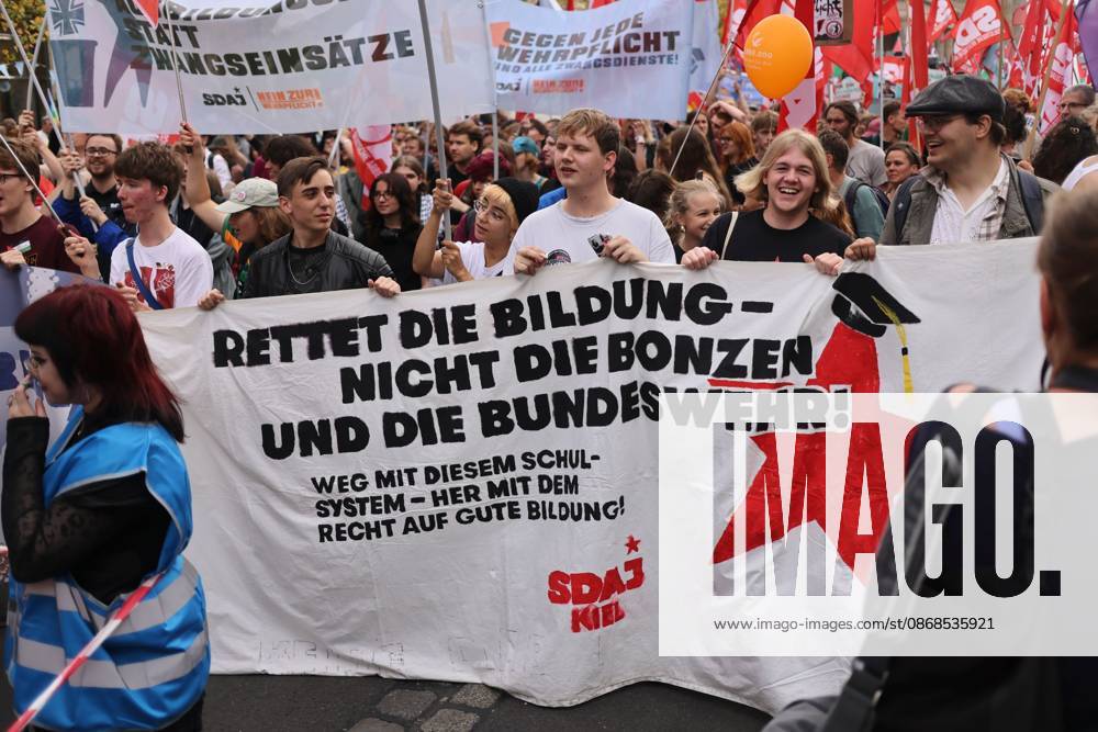 BERLIN, GERMANY, OCTOBER 3, 2026: Thousands of demonstrators march through central Berlin during a protest against Germany s military buildup, increased defense spending and the possible reintroduction of compulsory military service. Protesters called for greater investment in healthcare, housing, education and other social services instead of military spending, while participants also demonstrated against German arms deliveries and support for Israel amid the war in Gaza. The march began at the Brandenburg Gate and continued through central Berlin before returning to the area. Berlin Germany - ZUMAq101 20261003_zna_q101_218