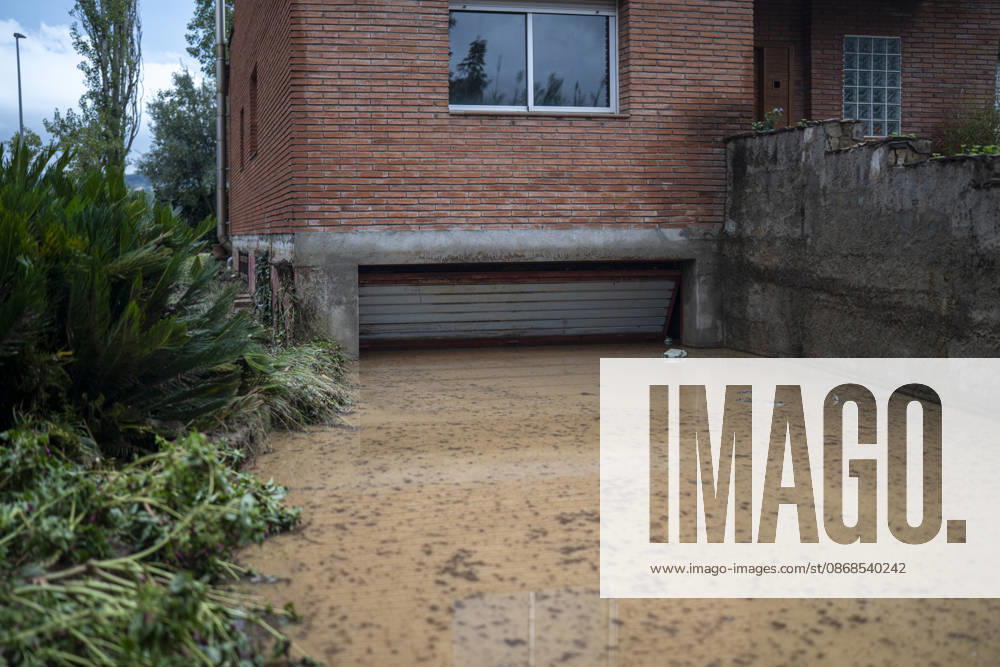 Heavy rains in Catalonia leave two dead and the Besòs River at risk of flooding; interiors of homes covered in mud due to torrential rains, October 4, 2026, in Montornès del Vallès, Barcelona, Catalonia, Spain. The storm hitting Catalonia has left two people dead in the region. The president of the Generalitat, Salvador Illa, reported the death in Tordera of a 75-year-old man, who was at a campground when a wall reportedly collapsed on him. The second victim is a person who had been reported missing and was found in Montornès del Vallès. Emergency services are searching for another missing person in Riera de Pineda de Mar. The rains and storms have put eleven autonomous communities on alert this Sunday in Spain, including a red alert with