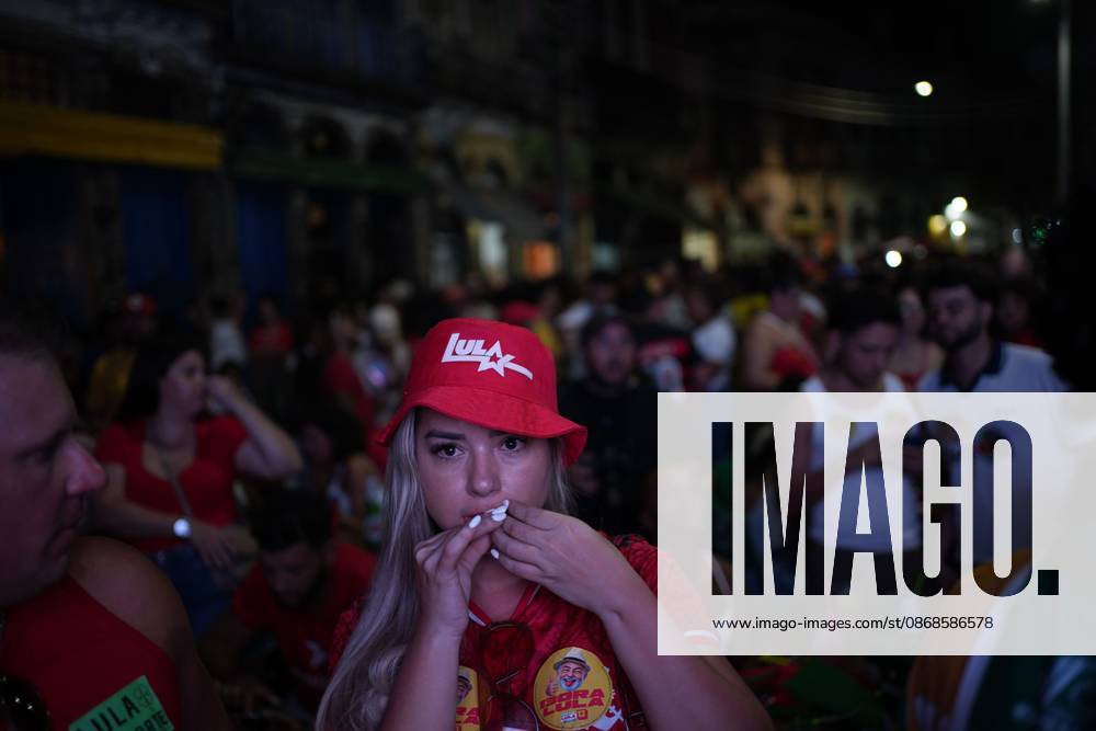 RIO DE JANEIRO, BRAZIL, OCTOBER 4, 2026: Supporters of Brazilian President Luiz Inacio Lula da Silva gather in Rio de Janeiro to follow the results of the first round of Brazil s presidential election. Senator Flavio Bolsonaro finished first with 47.03 percent of valid votes, while Lula received 45.16 percent, sending the presidential race to a runoff after neither candidate secured an outright majority. The second round is scheduled for October 25 Rio De Janeiro Brazil - ZUMAq101 20261004_zna_q101_169