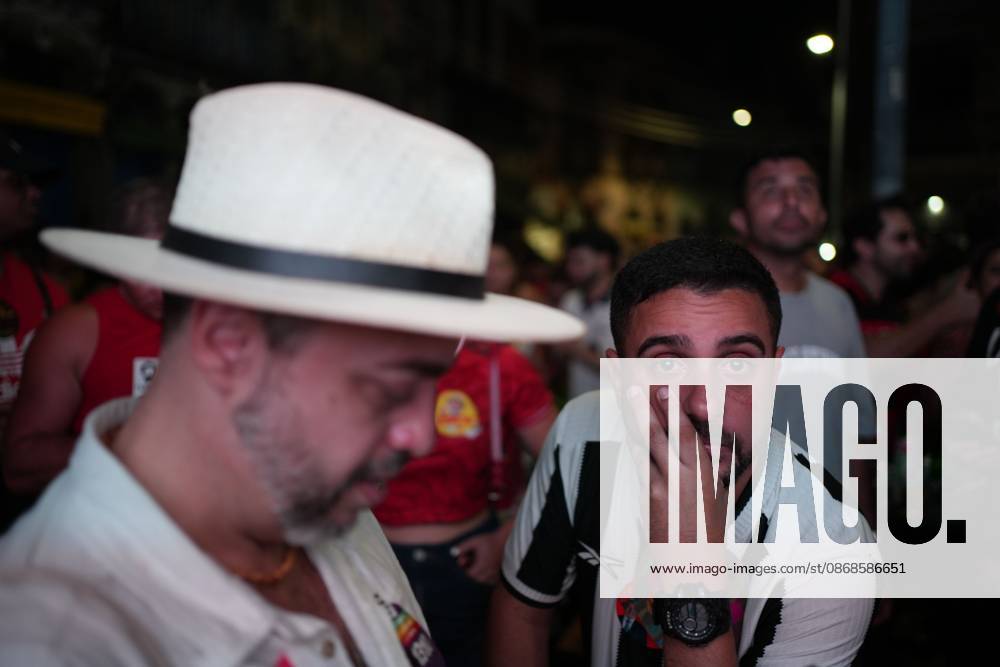 RIO DE JANEIRO, BRAZIL, OCTOBER 4, 2026: Supporters of Brazilian President Luiz Inacio Lula da Silva gather in Rio de Janeiro to follow the results of the first round of Brazil s presidential election. Senator Flavio Bolsonaro finished first with 47.03 percent of valid votes, while Lula received 45.16 percent, sending the presidential race to a runoff after neither candidate secured an outright majority. The second round is scheduled for October 25 Rio De Janeiro Brazil - ZUMAq101 20261004_zna_q101_174
