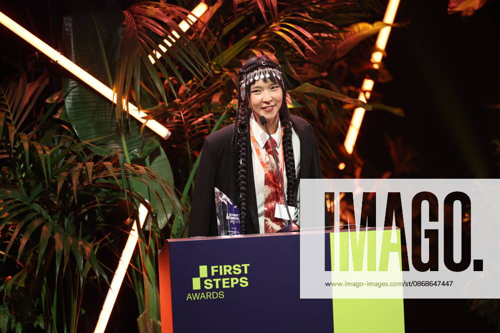 FIRST STEPS 2026 Short Steps Gewinnerfilm: QAMAJAI von Yerkezhan Sabitbekova Preisverleihung auf der Buehne bei der FIRST STEPS 2026 Verleihung im Theater des Westens in Berlin