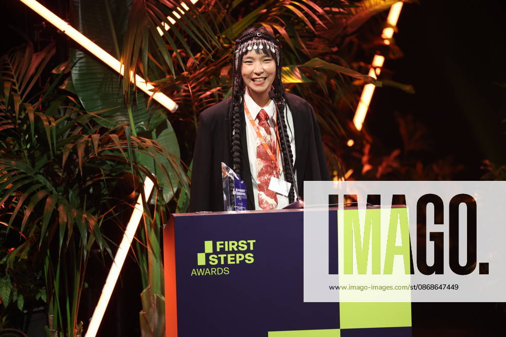 FIRST STEPS 2026 Short Steps Gewinnerfilm: QAMAJAI von Yerkezhan Sabitbekova Preisverleihung auf der Buehne bei der FIRST STEPS 2026 Verleihung im Theater des Westens in Berlin