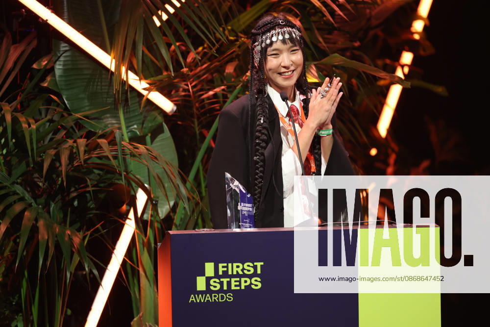 FIRST STEPS 2026 Short Steps Gewinnerfilm: QAMAJAI von Yerkezhan Sabitbekova Preisverleihung auf der Buehne bei der FIRST STEPS 2026 Verleihung im Theater des Westens in Berlin