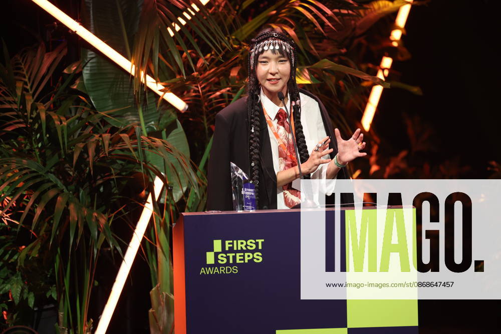 FIRST STEPS 2026 Short Steps Gewinnerfilm: QAMAJAI von Yerkezhan Sabitbekova Preisverleihung auf der Buehne bei der FIRST STEPS 2026 Verleihung im Theater des Westens in Berlin