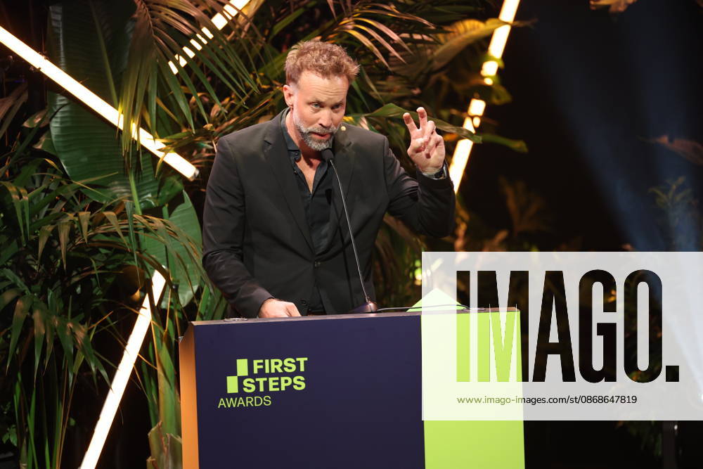FIRST STEPS 2026 Mittellanger Spielfilm Laudatio: Erik Schmitt Preisverleihung auf der Buehne bei der FIRST STEPS 2026 Verleihung im Theater des Westens in Berlin