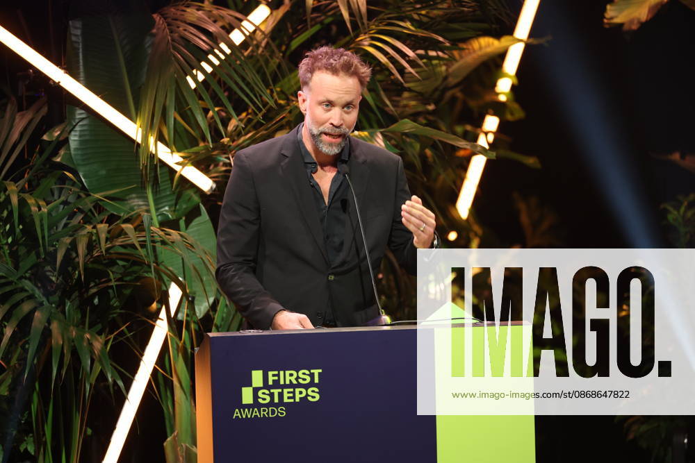 FIRST STEPS 2026 Mittellanger Spielfilm Laudatio: Erik Schmitt Preisverleihung auf der Buehne bei der FIRST STEPS 2026 Verleihung im Theater des Westens in Berlin