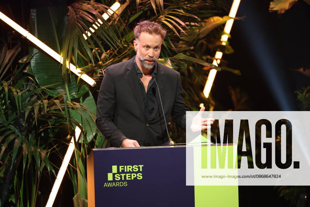 FIRST STEPS 2026 Mittellanger Spielfilm Laudatio: Erik Schmitt Preisverleihung auf der Buehne bei der FIRST STEPS 2026 Verleihung im Theater des Westens in Berlin