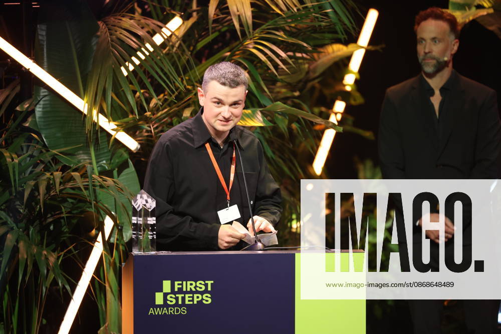 FIRST STEPS 2026 Mittellanger Spielfilm Gewinnerfilm: HASENFUSS von Maximilian Conway Preisverleihung auf der Buehne bei der FIRST STEPS 2026 Verleihung im Theater des Westens in Berlin