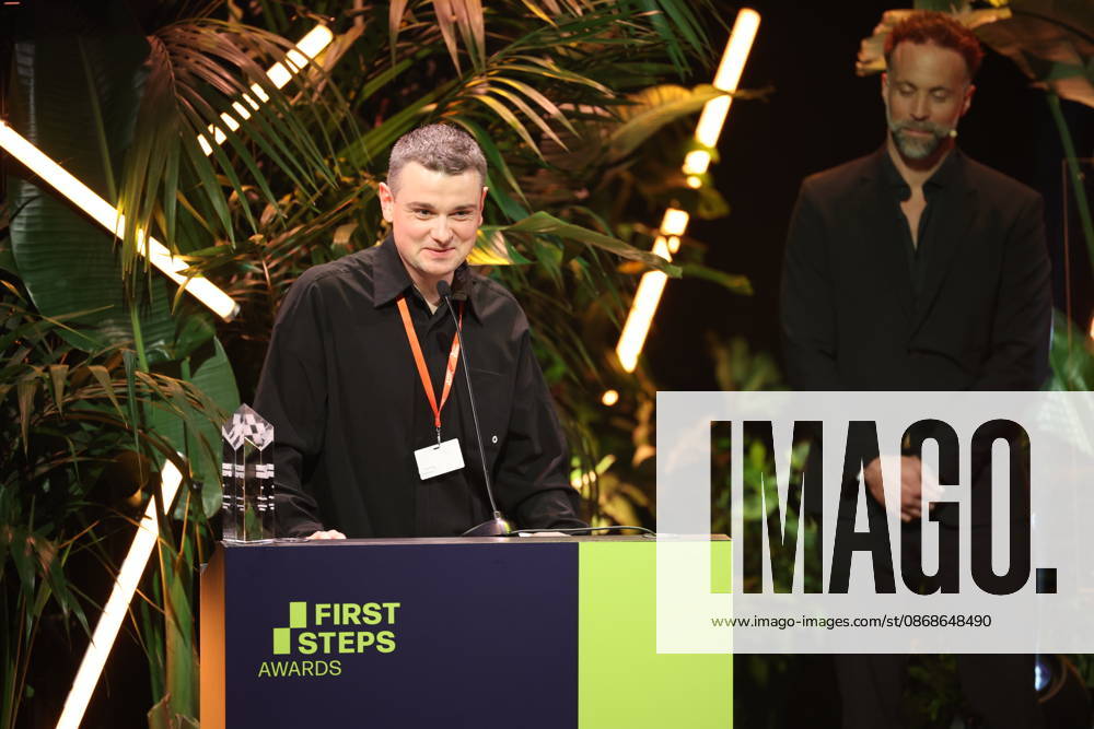 FIRST STEPS 2026 Mittellanger Spielfilm Gewinnerfilm: HASENFUSS von Maximilian Conway Preisverleihung auf der Buehne bei der FIRST STEPS 2026 Verleihung im Theater des Westens in Berlin