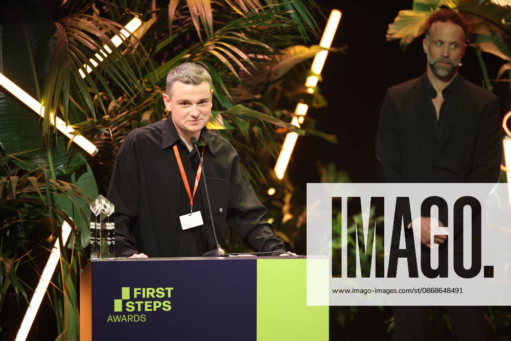 FIRST STEPS 2026 Mittellanger Spielfilm Gewinnerfilm: HASENFUSS von Maximilian Conway Preisverleihung auf der Buehne bei der FIRST STEPS 2026 Verleihung im Theater des Westens in Berlin