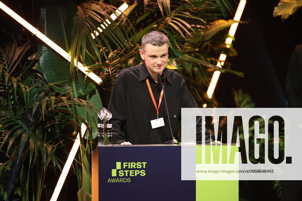 FIRST STEPS 2026 Mittellanger Spielfilm Gewinnerfilm: HASENFUSS von Maximilian Conway Preisverleihung auf der Buehne bei der FIRST STEPS 2026 Verleihung im Theater des Westens in Berlin
