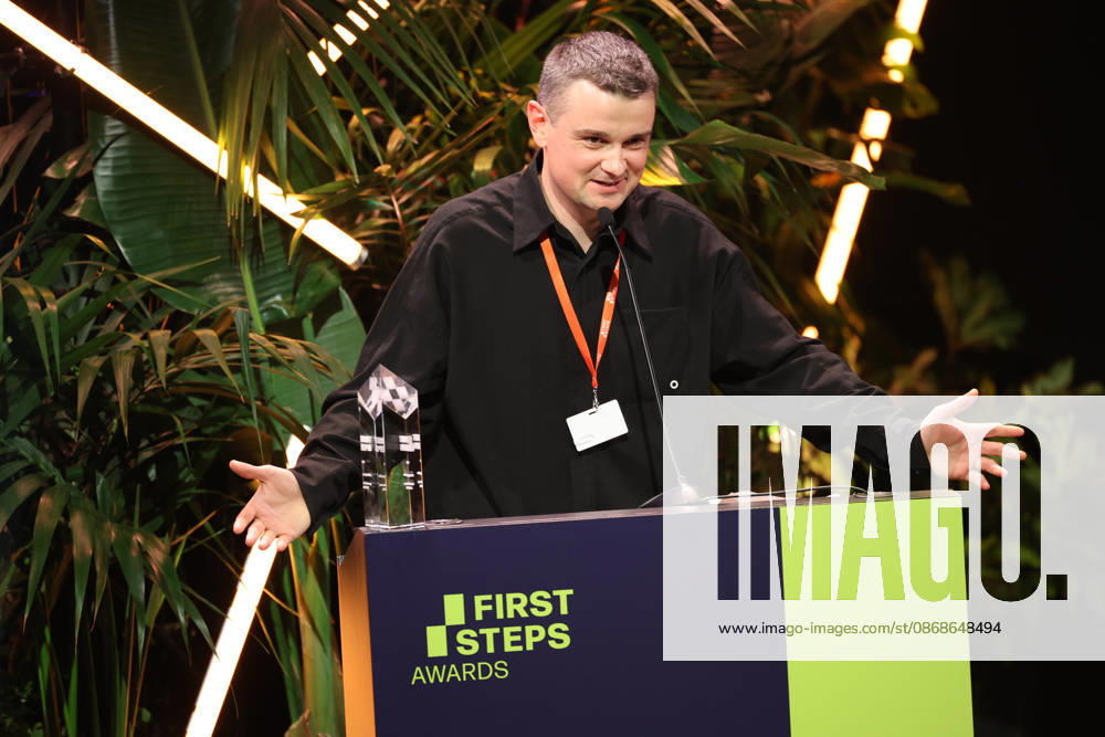 FIRST STEPS 2026 Mittellanger Spielfilm Gewinnerfilm: HASENFUSS von Maximilian Conway Preisverleihung auf der Buehne bei der FIRST STEPS 2026 Verleihung im Theater des Westens in Berlin