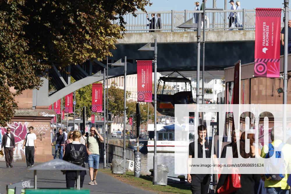 Frankfurt Impressionen 05.10.2026 Die 78. Frankfurter Buchmesse öffnet am 7.10. (Mittwoch) für Fachbesucher und ab 9.10. (Freitag) für das breite Publikum aus der ganzen Welt ihre Tore. Piblikumsprogramm im Ehrengast Pavillon von Tschechien. Zu Gast sind promintente Autoren und Content Creator mit Lesungen und Interviews sowie Signierstunden Frankfurt (Main) Hessen Deutschland