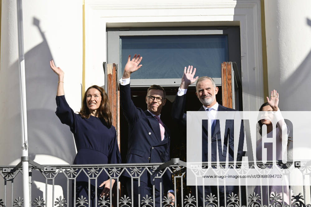 LKS 20261006 King Felipe and Queen Letizia (R) of Spain and President Alexander Stubb of Finland and his wife Suzanne Innes-Stubb (L) during the welcoming ceremony in front of the Presidential Palace in Helsinki, Finland, on October 6, 2026. King Felipe and Queen Letizia are on a two-day state visit to Finland. - MARKKU ULANDER Helsinki Finland