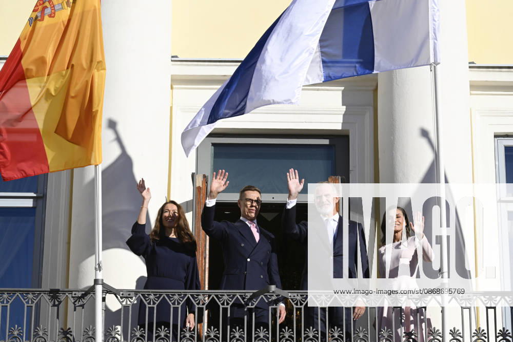 LKS 20261006 King Felipe and Queen Letizia (R) of Spain and President Alexander Stubb of Finland and his wife Suzanne Innes-Stubb (L) during the welcoming ceremony in front of the Presidential Palace in Helsinki, Finland, on October 6, 2026. King Felipe and Queen Letizia are on a two-day state visit to Finland. - MARKKU ULANDER Helsinki Finland