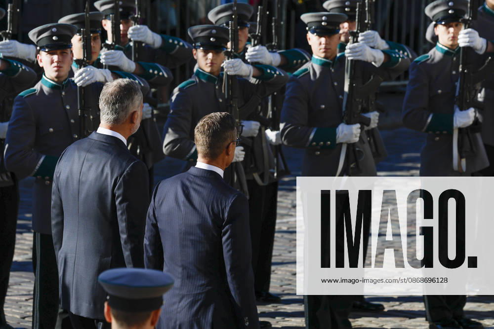 King of Spain Felipe VI (L) and and Finnish President Alexander Stubb (R) upon their arrival at the Presidential Palace for the welcome ceremony as part of the Spanish king and queen s state visit to Finland in Helsinki, Finland, 06 October 2026. Spanish King and Queen visit Finland !ACHTUNG: NUR REDAKTIONELLE NUTZUNG!