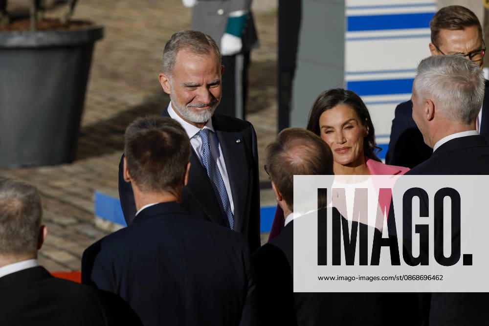 King and queen of Spain Felipe VI (L) and Letizia (R), upon their arrival at the Presidential Palace for the welcome ceremony as part of the Spanish king and queen s state visit to Finland in Helsinki, Finland, 06 October 2026. Spanish King and Queen visit Finland !ACHTUNG: NUR REDAKTIONELLE NUTZUNG!