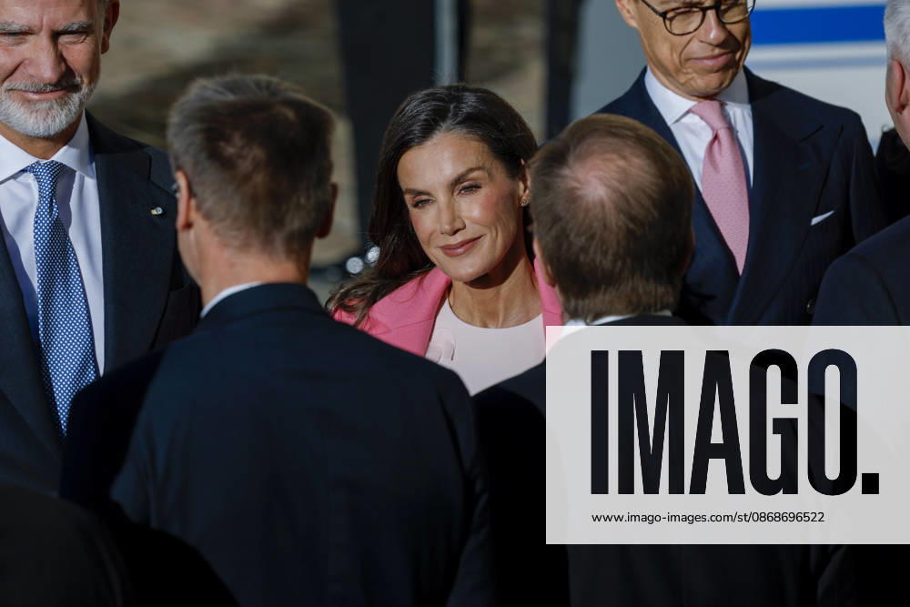 King and queen of Spain Felipe VI (L) and Letizia (C), upon their arrival at the Presidential Palace for the welcome ceremony as part of the Spanish king and queen s state visit to Finland in Helsinki, Finland, 06 October 2026. Spanish King and Queen visit Finland !ACHTUNG: NUR REDAKTIONELLE NUTZUNG!
