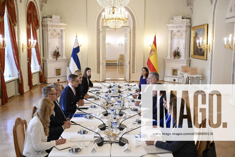 LKS 20261006 King Felipe (R) of Spain and President Alexander Stubb of Finland (L) and their delegations sit for a meeing at the Presidential Palace in Helsinki, Finland, on October 6, 2026. King Felipe and Queen Letizia are on a two-day state visit to Finland. - MARKKU ULANDER Helsinki Finland