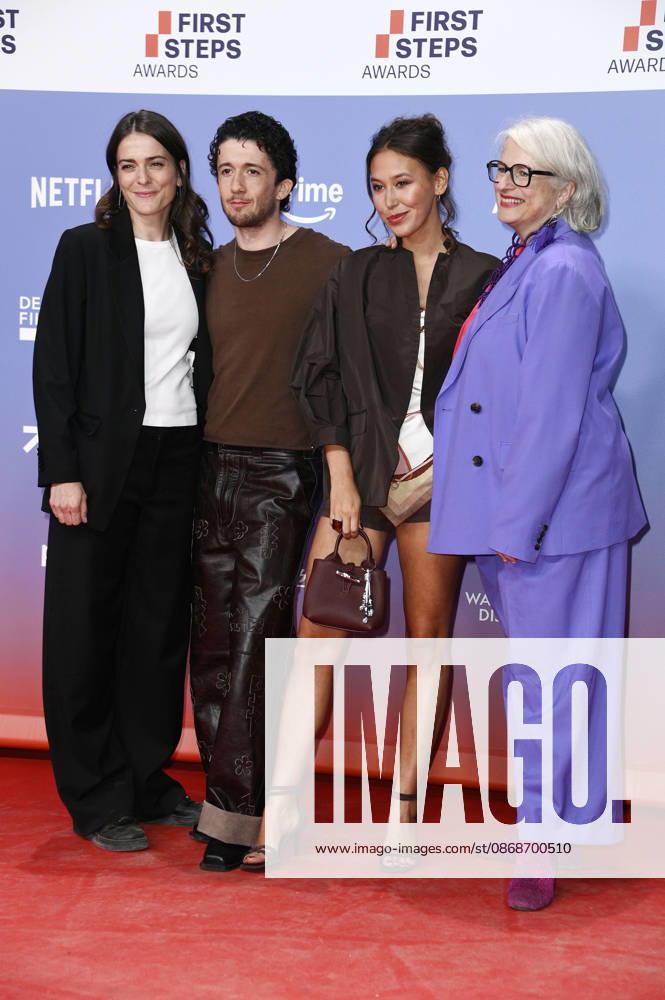 Linda Kirmse, Maximilian Mundt, Malaya Stern Takeda und Claudia Löwe bei der 27. Verleihung der First Steps Awards 2026 im Theater des Westens. Berlin