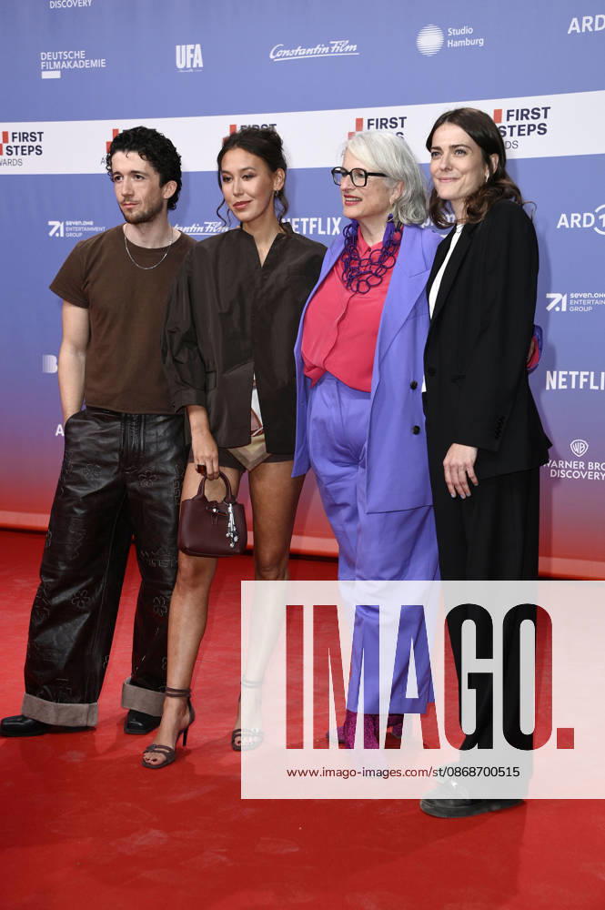 Maximilian Mundt, Malaya Stern Takeda, Claudia Löwe und Linda Kirmse bei der 27. Verleihung der First Steps Awards 2026 im Theater des Westens. Berlin