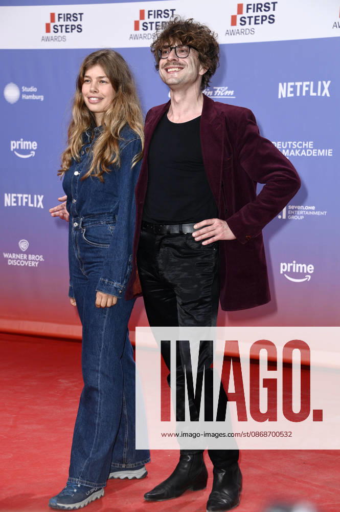 Josephine Thiesen mit Begleitung bei der 27. Verleihung der First Steps Awards 2026 im Theater des Westens. Berlin