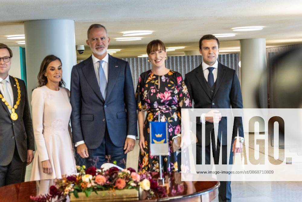 Helsingin pormestarin puoliso (vasemmalla), Helsingin pormestari Daniel Sazonov, Espanjan kuningatar Letizia ja kuningas Felipe VI poseeraavat kameroille Helsingin kaupungintalolla Espanjan kuningasparin valtiovierailun yhteydessa. Helsinki Finland - ZUMAt172 20261006_zip_t172_042
