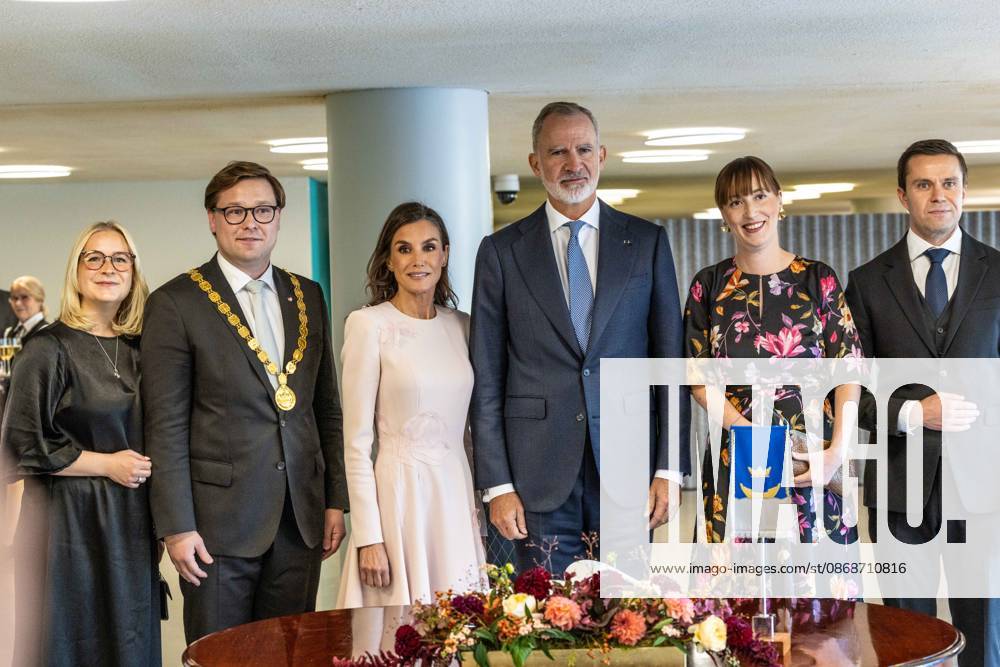 Helsingin pormestarin puoliso (vasemmalla), Helsingin pormestari Daniel Sazonov, Espanjan kuningatar Letizia ja kuningas Felipe VI poseeraavat kameroille Helsingin kaupungintalolla Espanjan kuningasparin valtiovierailun yhteydessa. Helsinki Finland - ZUMAt172 20261006_zip_t172_043