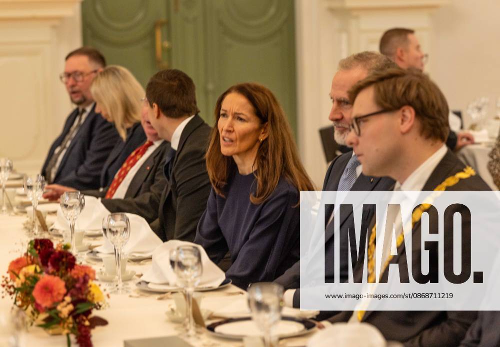 Suomen presidentin puoliso Suzanne Innes-Stubb (vasemmalla), Espanjan kuningas Felipe VI (keskella) ja Helsingin pormestari Daniel Sazonov (oikealla) istuvat Helsingin kaupungin jarjestamalla virallisella lounaalla Helsingin kaupungintalolla Espanjan kuningasparin valtiovierailun yhteydessa. Helsinki Finland - ZUMAt172 20261006_zip_t172_046