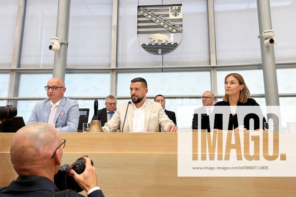 Magdeburg, Sachsen-Anhalt, Deutschland, 06.10.2026: Konstituierende Sitzung des Landtags: Tobias Rausch, AfD, rechts, nach seiner Wahl zum Landtagspräsident.