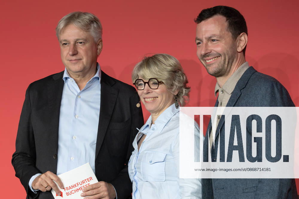 Buchmesse Frankfurt 2026 Von links: Juergen Boos, Direktor der Frankfurter Buchmesse, Jill Lepore, US-amerikanische Historikerin und Autorin und Sebastian Guggolz, Vorsteher des Börsenvereins des Deutschen Buchhandels. Eröffnungspressekonferenz der Buchmesse Frankfurt 2026., Frankfurt am Main Hessen Deutschland Messegelände