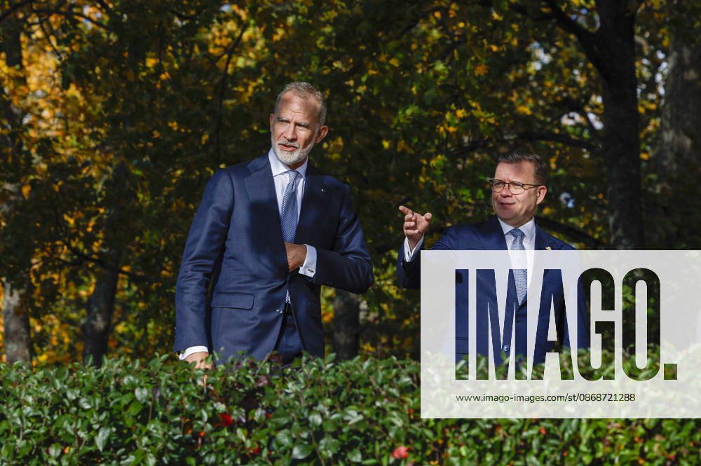 King of Spain Felipe VI (L) and Finnish Prime Minister Petteri Orpo (R) stroll through the backyard of the prime minister s official residence during a meeting, as part of the Spanish king and queen s state visit to Finland in Helsinki, Finland, 06 October 2026. Spanish King and Queen visit Finland !ACHTUNG: NUR REDAKTIONELLE NUTZUNG!