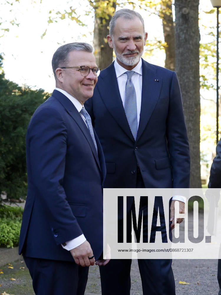King of Spain Felipe VI (R) and Finnish Prime Minister Petteri Orpo (L) stroll through the backyard of the prime minister s official residence during a meeting, as part of the Spanish king and queen s state visit to Finland in Helsinki, Finland, 06 October 2026. Spanish King and Queen visit Finland !ACHTUNG: NUR REDAKTIONELLE NUTZUNG!