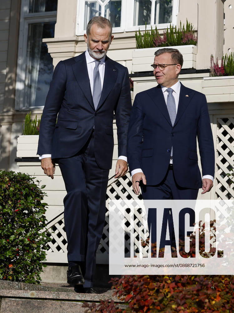 King of Spain Felipe VI (L) and Finnish Prime Minister Petteri Orpo (R) stroll through the backyard of the prime minister s official residence during a meeting, as part of the Spanish king and queen s state visit to Finland in Helsinki, Finland, 06 October 2026. Spanish King and Queen visit Finland !ACHTUNG: NUR REDAKTIONELLE NUTZUNG!