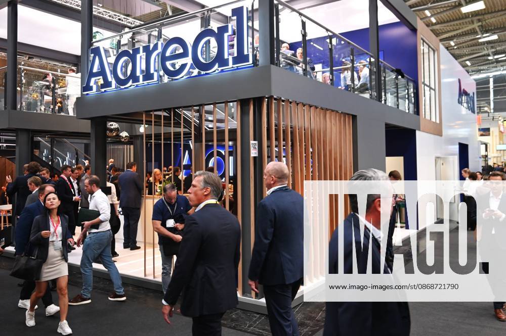 Die EXPO REAL 2026 findet aktuell auf dem Messegelände der Messe München statt. Sie ist Europas grösste internationale Fachmesse für Immobilien, Investitionen und Infrastruktur. Foto: Messestand Aareal. Die Aareal Bank AG ist eine Bank mit Sitz in Wiesbaden, die bis 2002 als DePfa Deutsche Bau- und Boden Bank AG und Teil der DePfa-Gruppe firmierte. Die Bank ist auf drei Kontinenten vertreten und begleitet in ihrem Geschäftssegment Structured Property Financing Immobilienfinanzierungen in mehr als 20 Ländern.