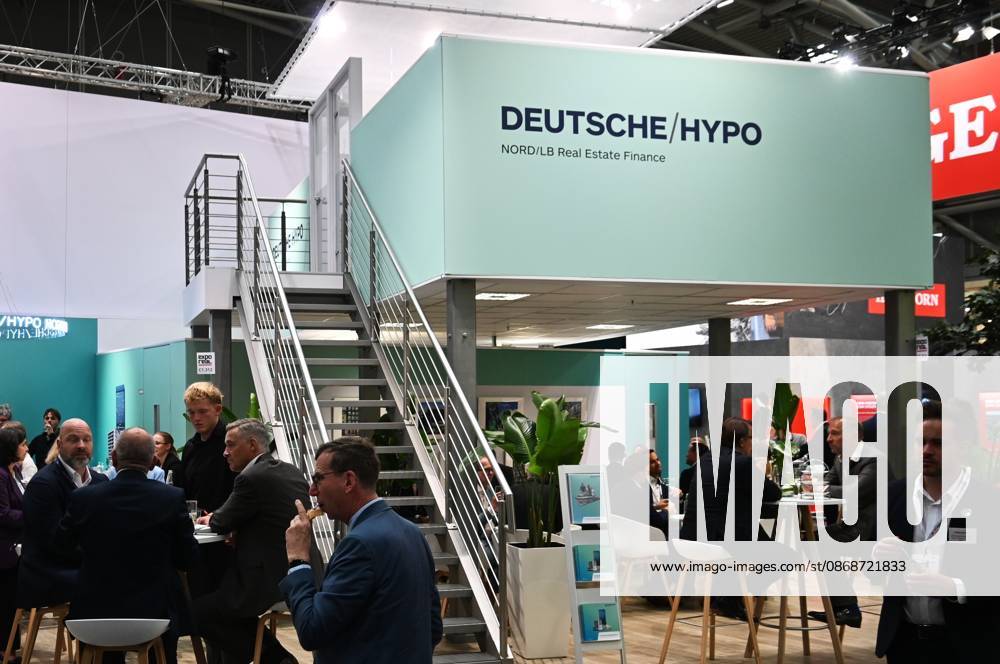 Die EXPO REAL 2026 findet aktuell auf dem Messegelände der Messe München statt. Sie ist Europas grösste internationale Fachmesse für Immobilien, Investitionen und Infrastruktur. Foto: Messestand Deutsche Hypo. Die Deutsche Hypo - Deutsche Hypothekenbank - NORD LB Real Estate Finance ist ein auf die gewerbliche Immobilienfinanzierung spezialisiertes Kompetenzzentrum der NORD LB mit Hauptsitz in Hannover.