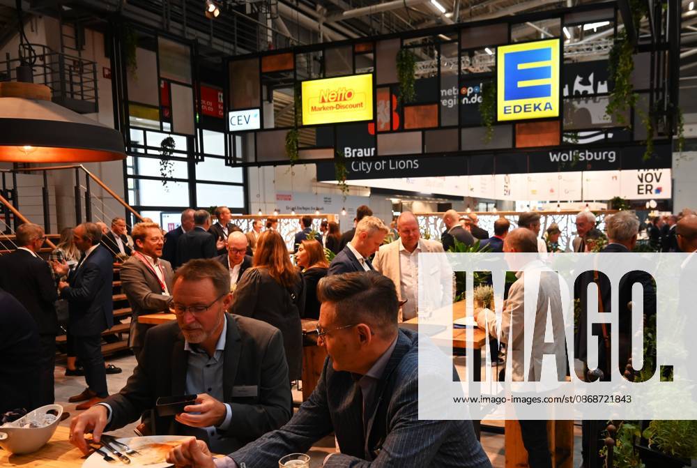 Die EXPO REAL 2026 findet aktuell auf dem Messegelände der Messe München statt. Sie ist Europas grösste internationale Fachmesse für Immobilien, Investitionen und Infrastruktur. Foto: Messestand CEV Handelsimmobilien, EDEKA und Netto.