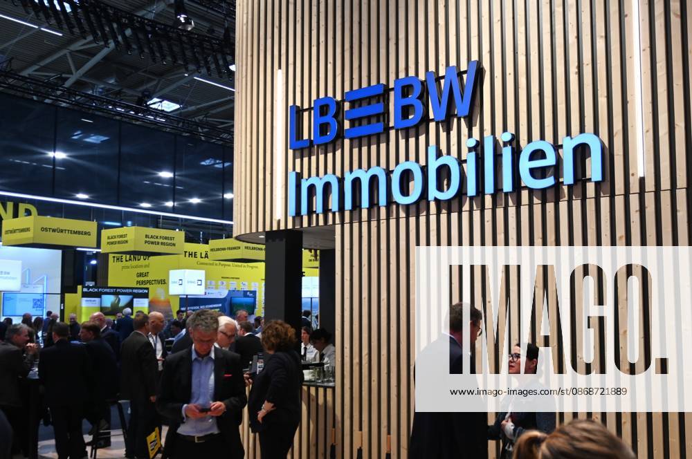 Die EXPO REAL 2026 findet aktuell auf dem Messegelände der Messe München statt. Sie ist Europas grösste internationale Fachmesse für Immobilien, Investitionen und Infrastruktur. Foto: Messestand LB BW Immobilien. Die LBBW - auch Landesbank Baden-Württemberg - mit Hauptsitz in Stuttgart ist eine der grössten deutschen Landesbanken und eine mittelständische Universalbank. Sie fungiert sowohl als Geschäftsbank für Unternehmen und Privatkunden - unter der Marke BW-Bank - als auch als Zentralbank und Partner für die Sparkassen.