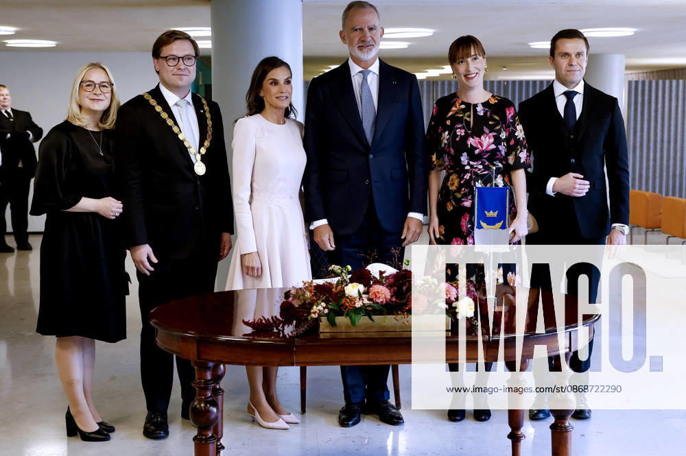 Spain s King Felipe VI (C-R) and Queen Letizia (C-L), pose for a family photo next to Mayor of Helsinki, Daniel Sazonov (2L), his partner Anita Westerholm (L); Chairwoman of the Helsinki City Council, Eveliina Heinaluoma (2R), and her partner Tuomas Immonen (R), at the City Hall during a luncheon hosted by the City of Helsinki held in the framework of he Spanish king and queen s state visit to Finland in Helsinki, Finland, 06 October 2026. Spanish King and Queen visit Finland !ACHTUNG: NUR REDAKTIONELLE NUTZUNG!