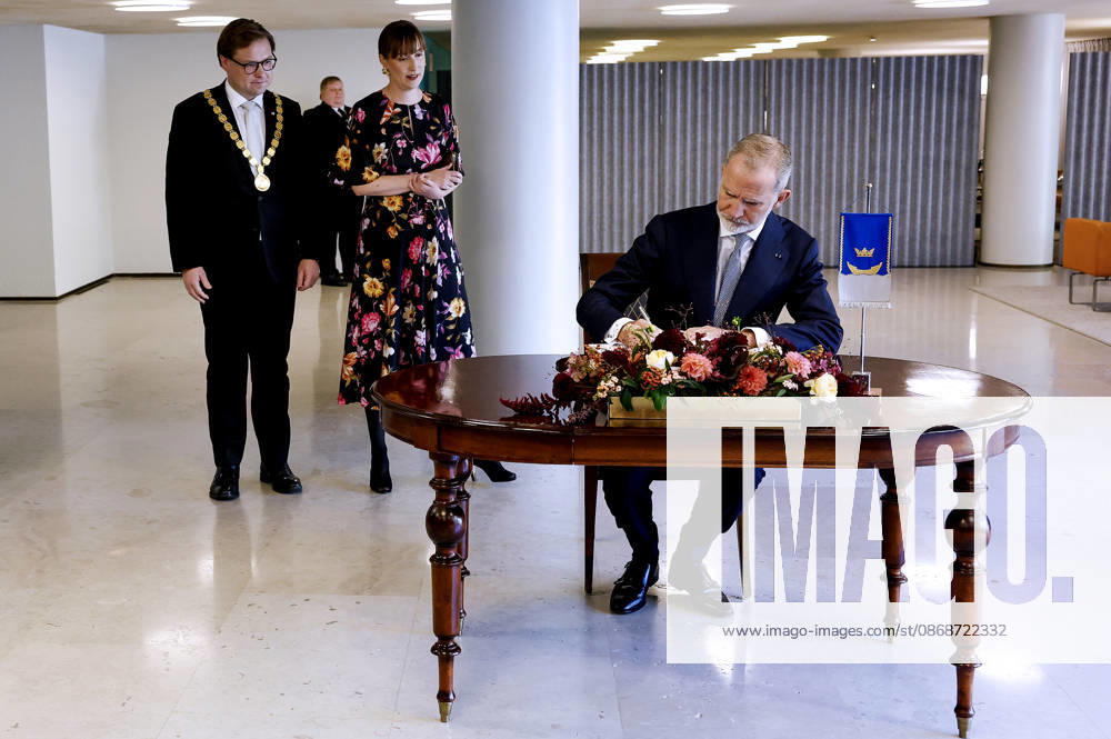 Spain s King Felipe VI (R) signs the Golden Book next to Mayor of Helsinki, Daniel Sazonov (L), and Chairwoman of the Helsinki City Council, Eveliina Heinaluoma (2L), at the City Hall during a luncheon hosted by the City of Helsinki held in the framework of he Spanish king and queen s state visit to Finland in Helsinki, Finland, 06 October 2026. Spanish King and Queen visit Finland !ACHTUNG: NUR REDAKTIONELLE NUTZUNG!