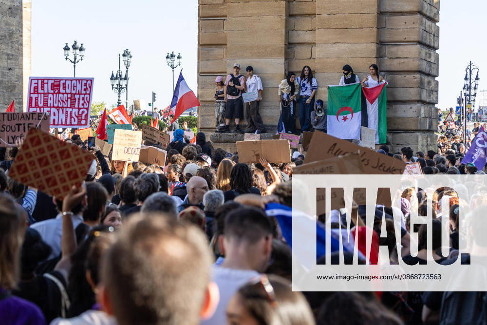 Students Demonstration Over Education Conditions - Bordeaux High school students demonstrate in the streets during a nationwide mobilization calling for more resources and improved conditions in school, in Bordeaux, France, on October 6, 2026. Photo by Margot Le Gonidec ABACAPRESS.COM Bordeaux France