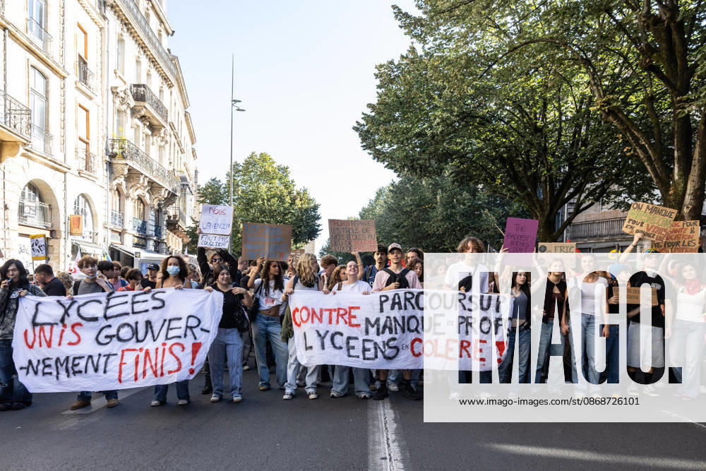 Students Demonstration Over Education Conditions - Bordeaux High school students demonstrate in the streets during a nationwide mobilization calling for more resources and improved conditions in school, in Bordeaux, France, on October 6, 2026. Photo by Margot Le Gonidec ABACAPRESS.COM Bordeaux France